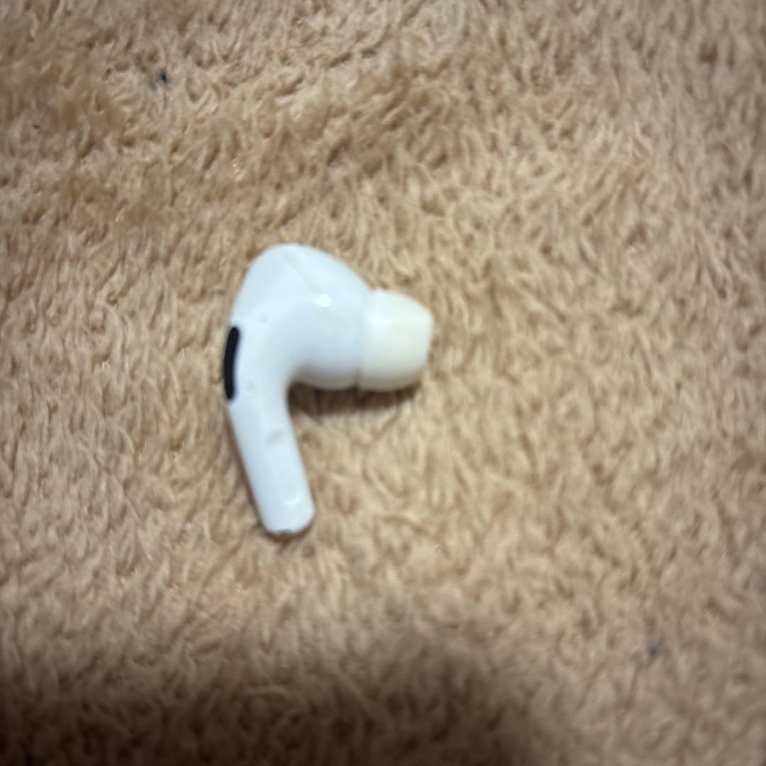 AirPods Pro 本体 充電ケース付き ホワイト 右耳と本体のみ
