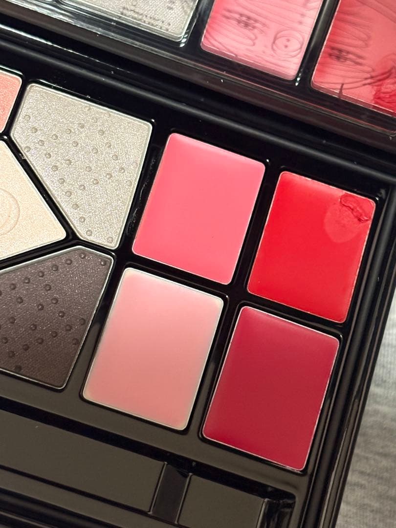 Diorアイシャドウ、ファンデーション、リップのパレット
