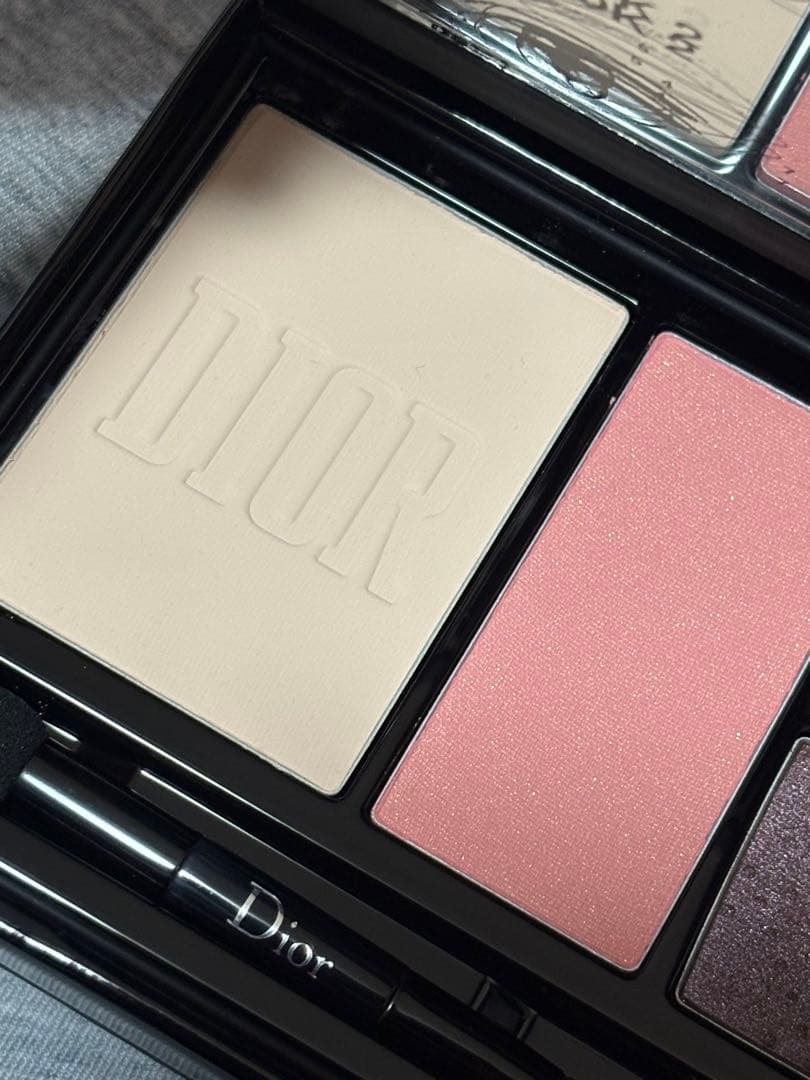 Diorアイシャドウ、ファンデーション、リップのパレット