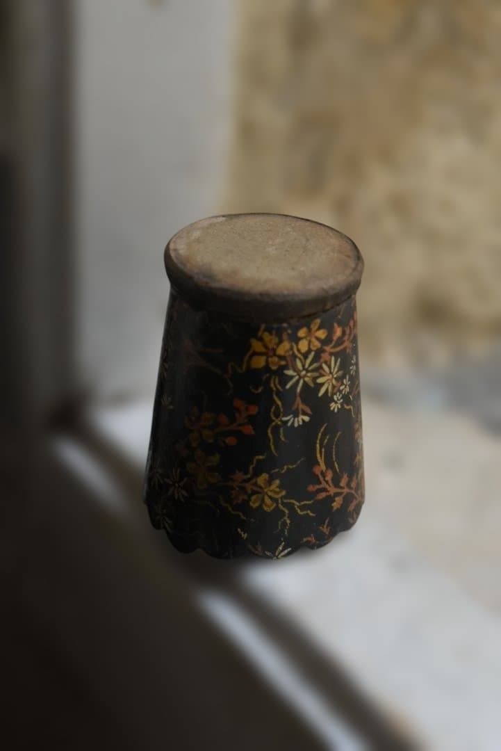 フランス19世紀　小花の愛らしいパピエマシェの盃　花リム器　アンティーク　N3