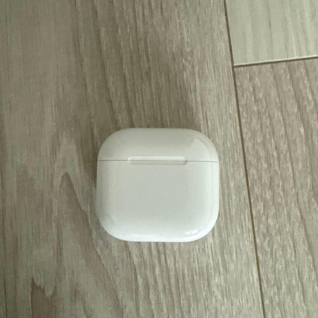 AirPods4 充電ケースと左耳のみ