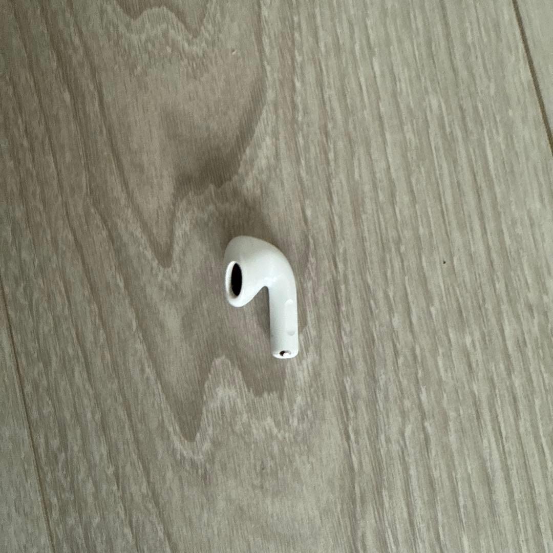 AirPods4 充電ケースと左耳のみ