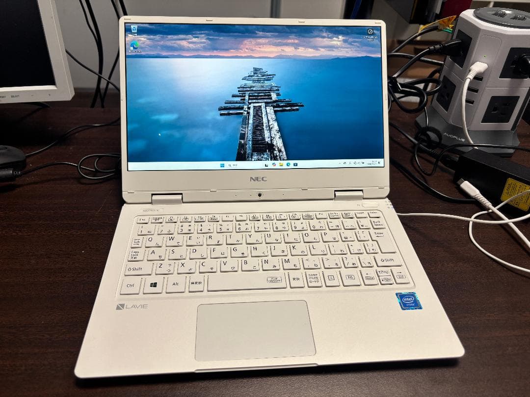 軽量A4ノート：NEC『PC-1M150KAW』 ホワイト Windows 11
