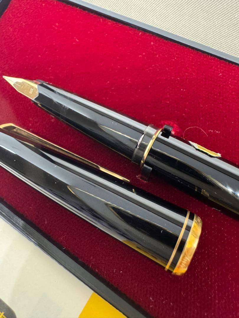 MONTBLANC 万年筆 黒 ゴールド装飾　221 F