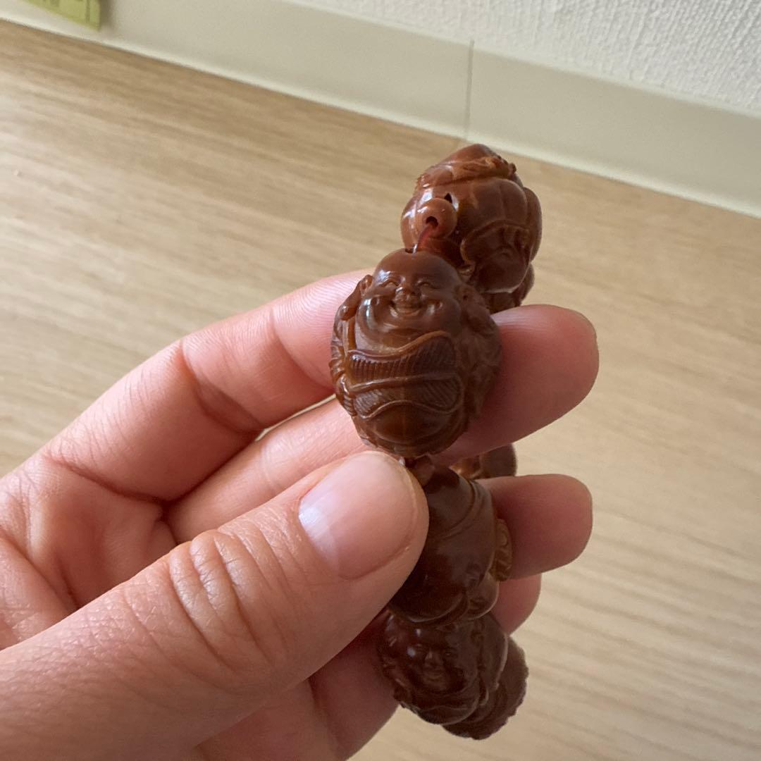 手作りのオリーブの種を使った弥勒菩薩像