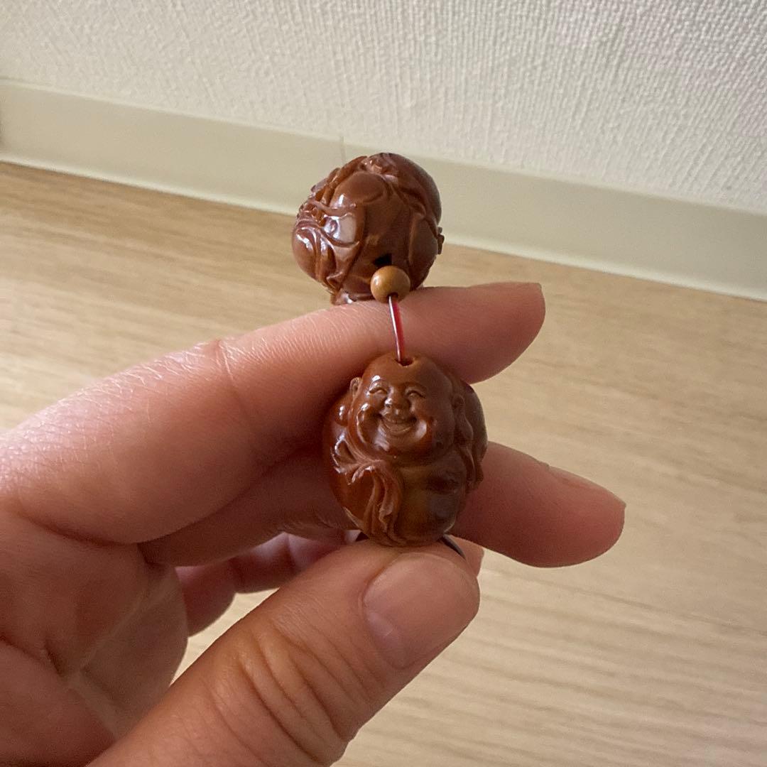 手作りのオリーブの種を使った弥勒菩薩像