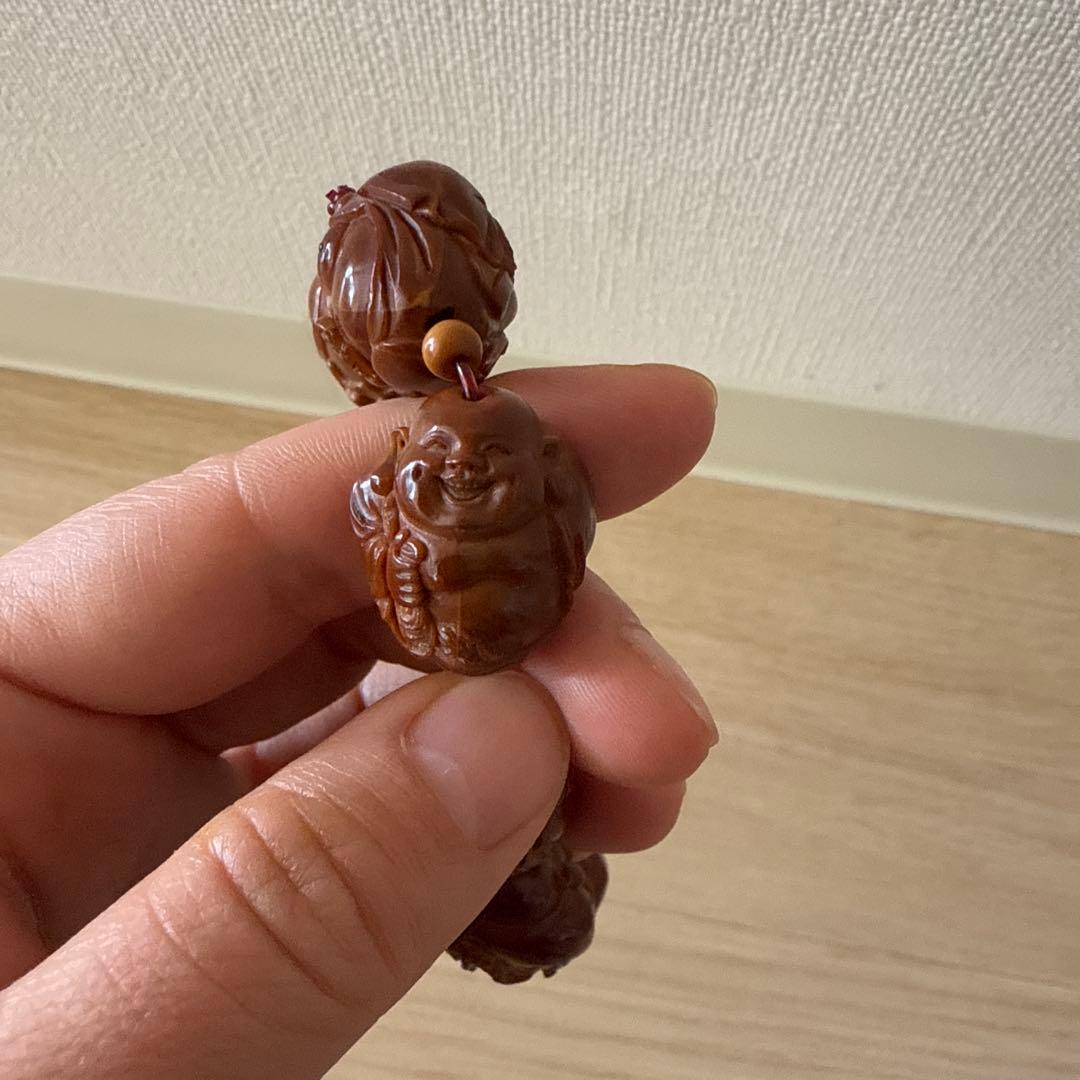 手作りのオリーブの種を使った弥勒菩薩像
