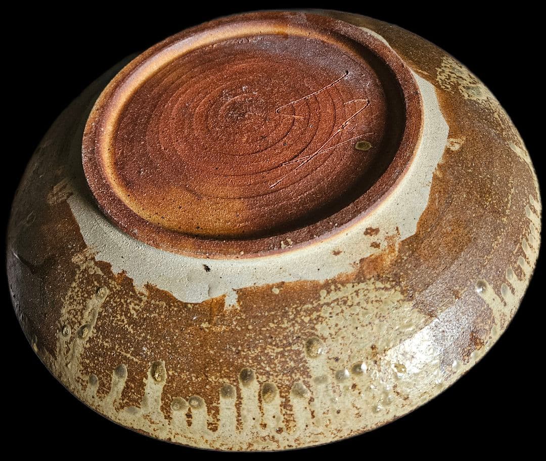 直径32cm 陶器の大皿 自然な灰釉 模様付き