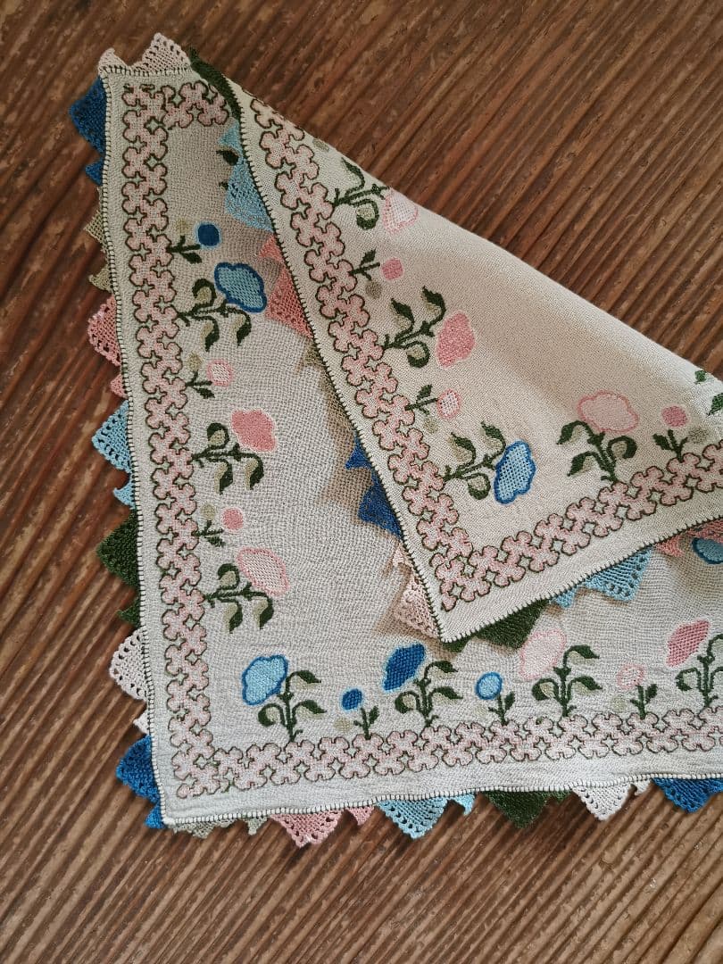 アンティーク 美しい花とモザイク色糸刺繍 シルククロス トライアングルレース装飾