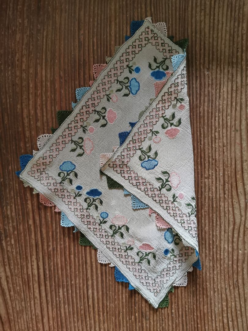 アンティーク 美しい花とモザイク色糸刺繍 シルククロス トライアングルレース装飾