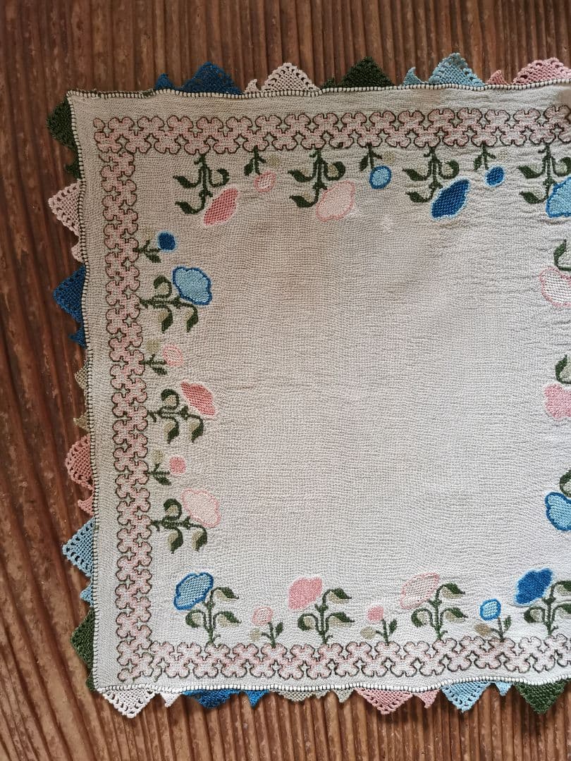 アンティーク 美しい花とモザイク色糸刺繍 シルククロス トライアングルレース装飾