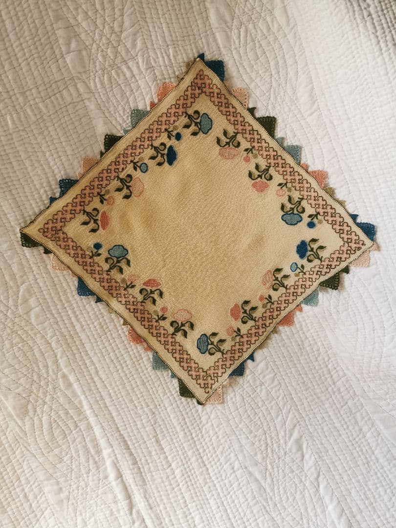 アンティーク 美しい花とモザイク色糸刺繍 シルククロス トライアングルレース装飾