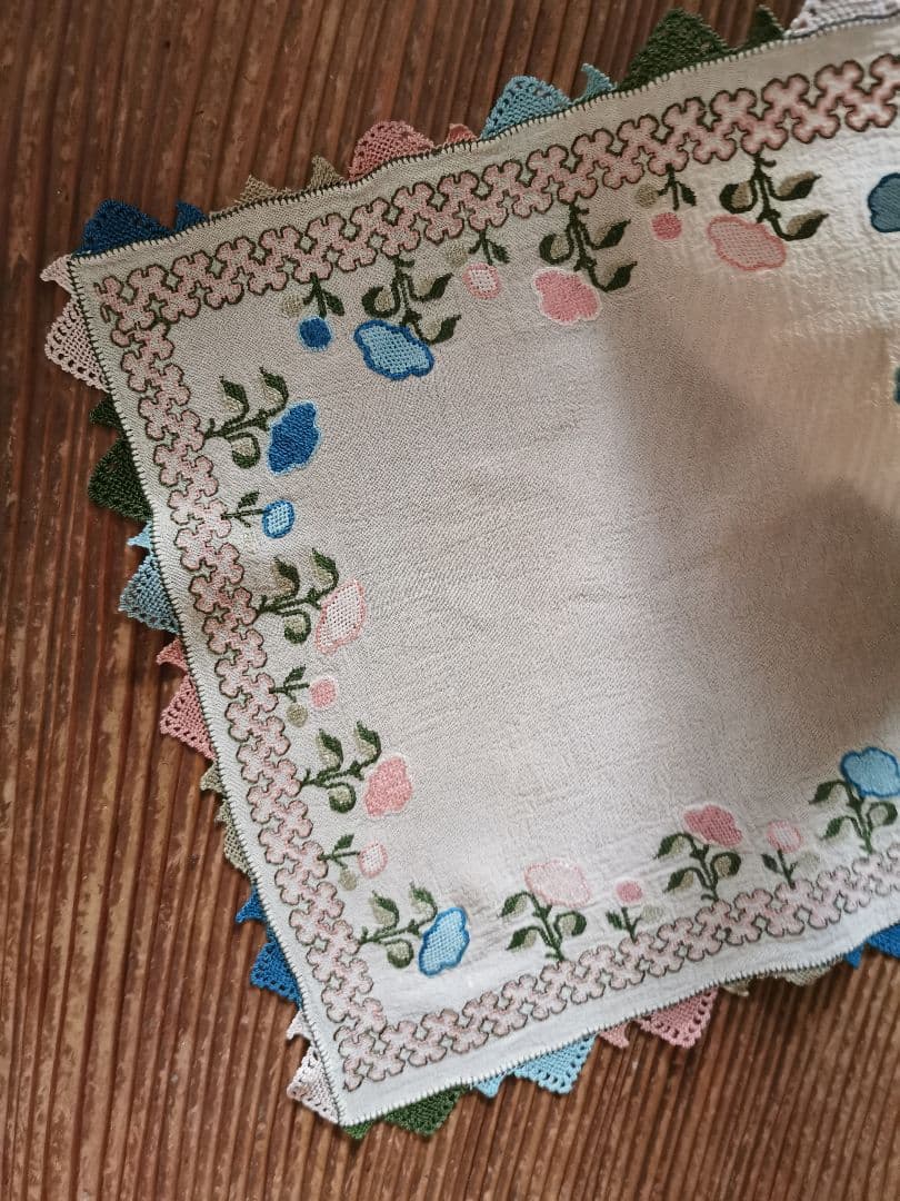アンティーク 美しい花とモザイク色糸刺繍 シルククロス トライアングルレース装飾