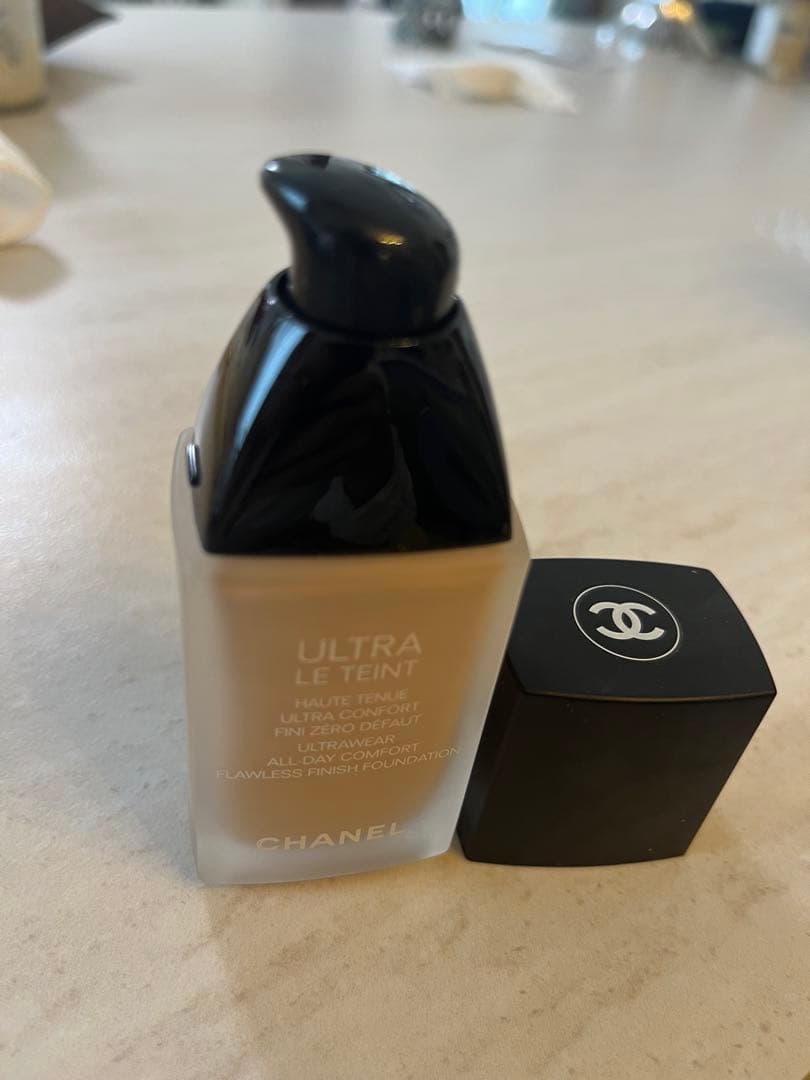CHANEL ウルトラルタンフリュイド(リキッドファンデーション) 20