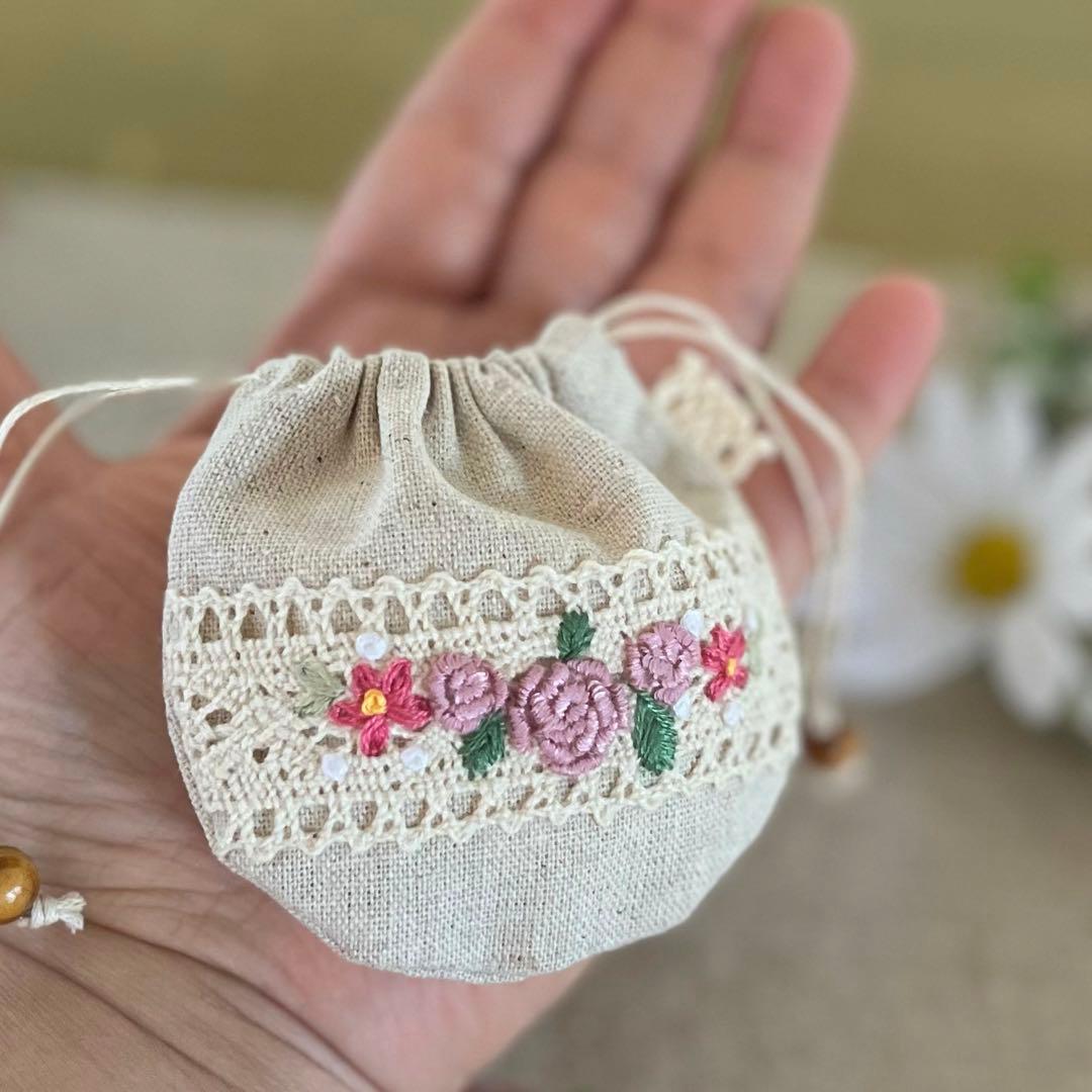 2401-36 手のひら巾着サシェ 香り袋 綿麻 レース ローズ 刺繍 ピンク