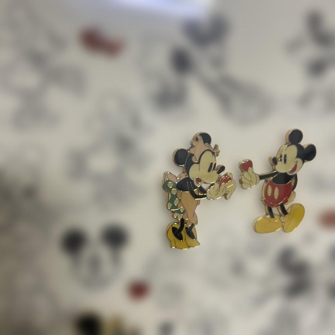 2500点限定★ディズニー　ミッキー　ミニー　model sheet バッジ