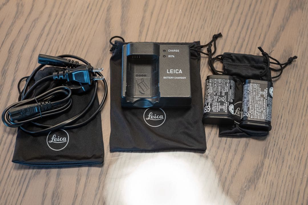 Leica Q2 ライカ　予備バッテリー・グリップ付き