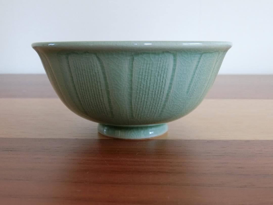 （青）陰陽刻花弁文茶碗（早苗)