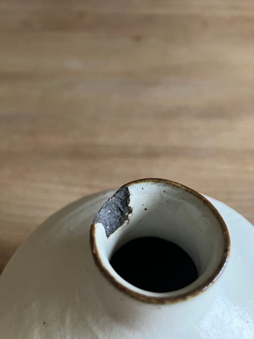 花岡隆　粉引石目花入