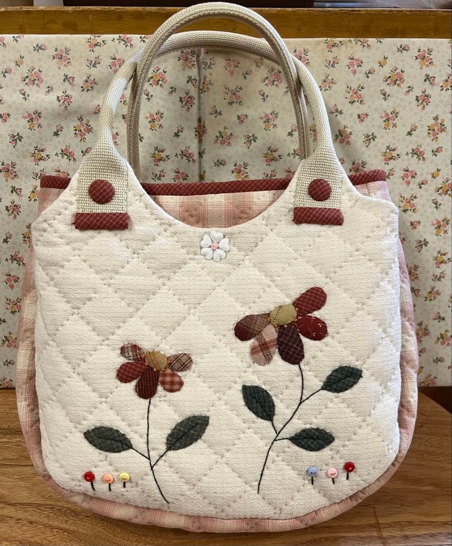 キルティングトートバッグ 花とキャラクター刺繍