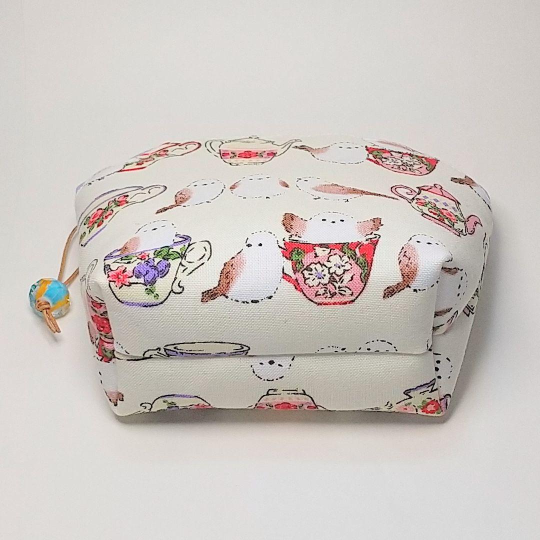 作品例★ハンドメイド ポーチ シマエナガ カップ 白 鳥 革紐 ガラスビーズ