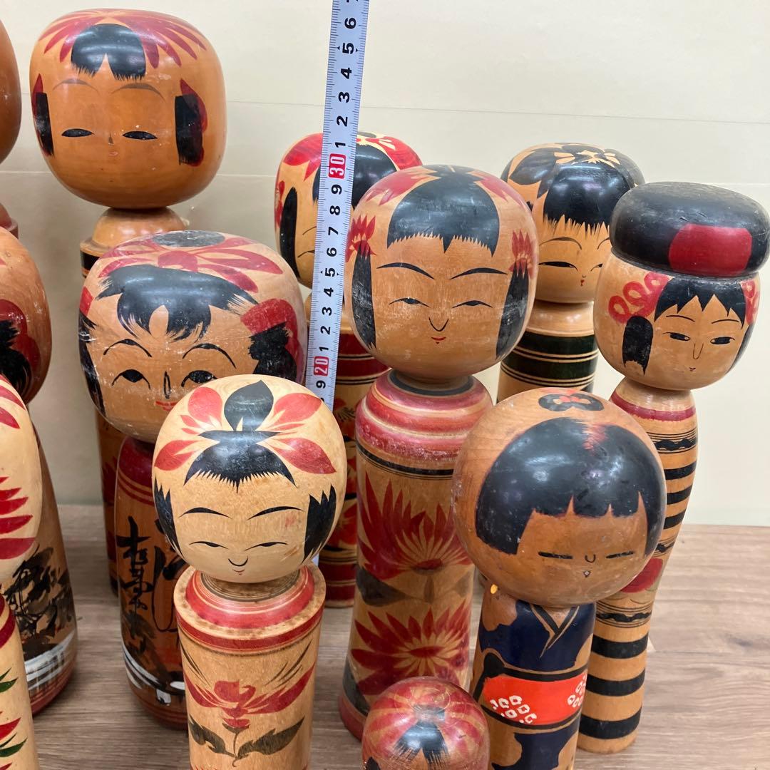 伝統的な手描きこけしコレクション 15体