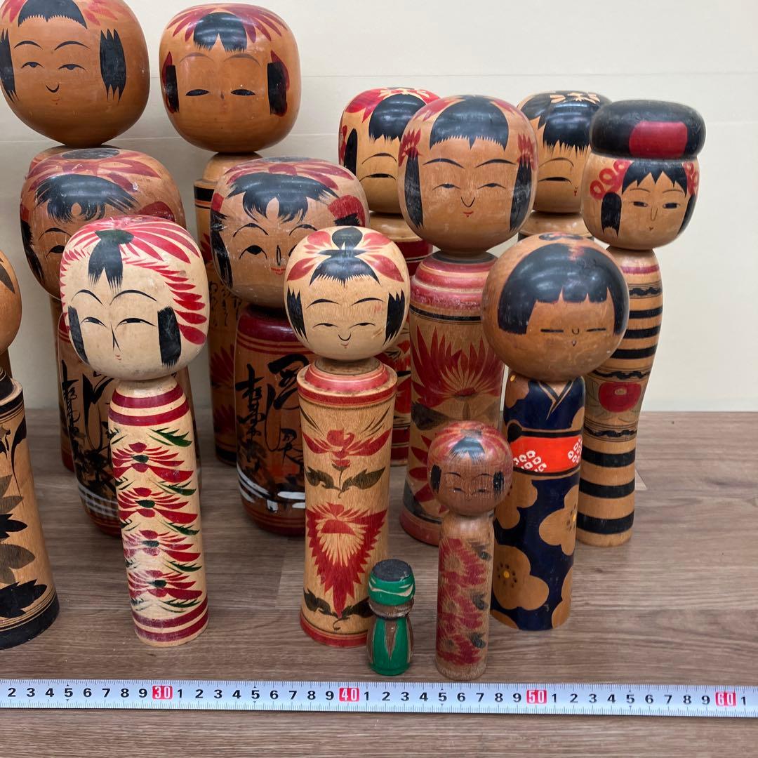 伝統的な手描きこけしコレクション 15体