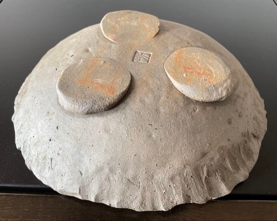 陶器の波形鉢(大) 3つの足付き