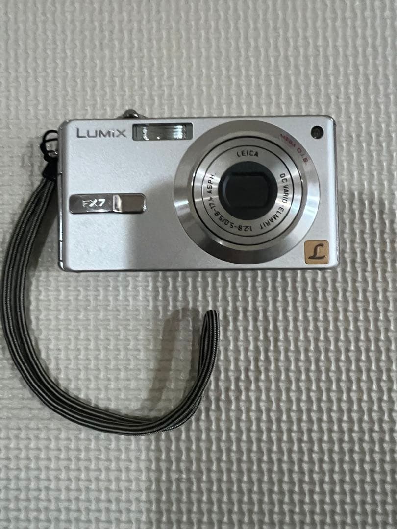 Panasonic デジタルカメラLumix DMC-FX7 シルバー三脚付き