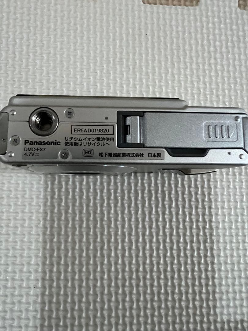 Panasonic デジタルカメラLumix DMC-FX7 シルバー三脚付き