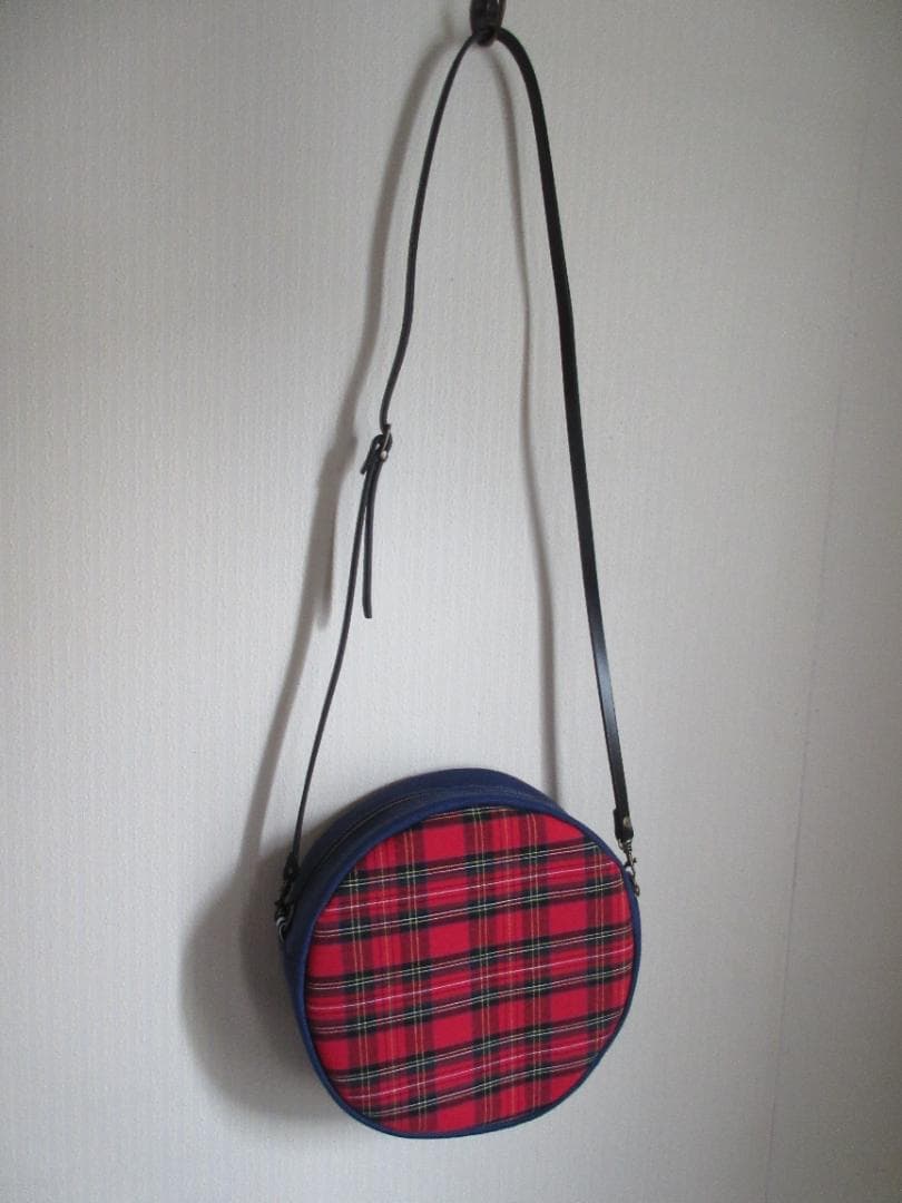 ハンドメイド・いちご刺繍のまるいポシェット