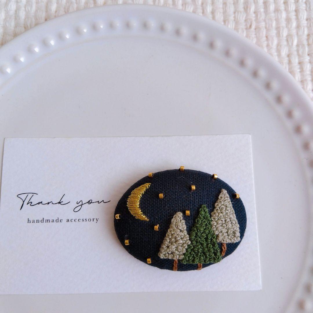 月と木のブローチ　オーバル　刺繍ブローチ