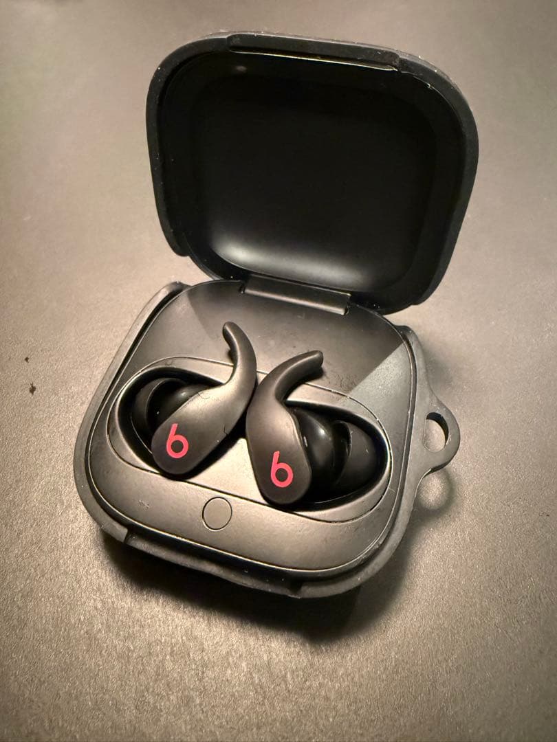 Beats fit Pro 黒　右耳とケース