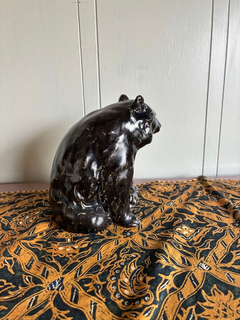 黒色の座りクマの陶器置物
