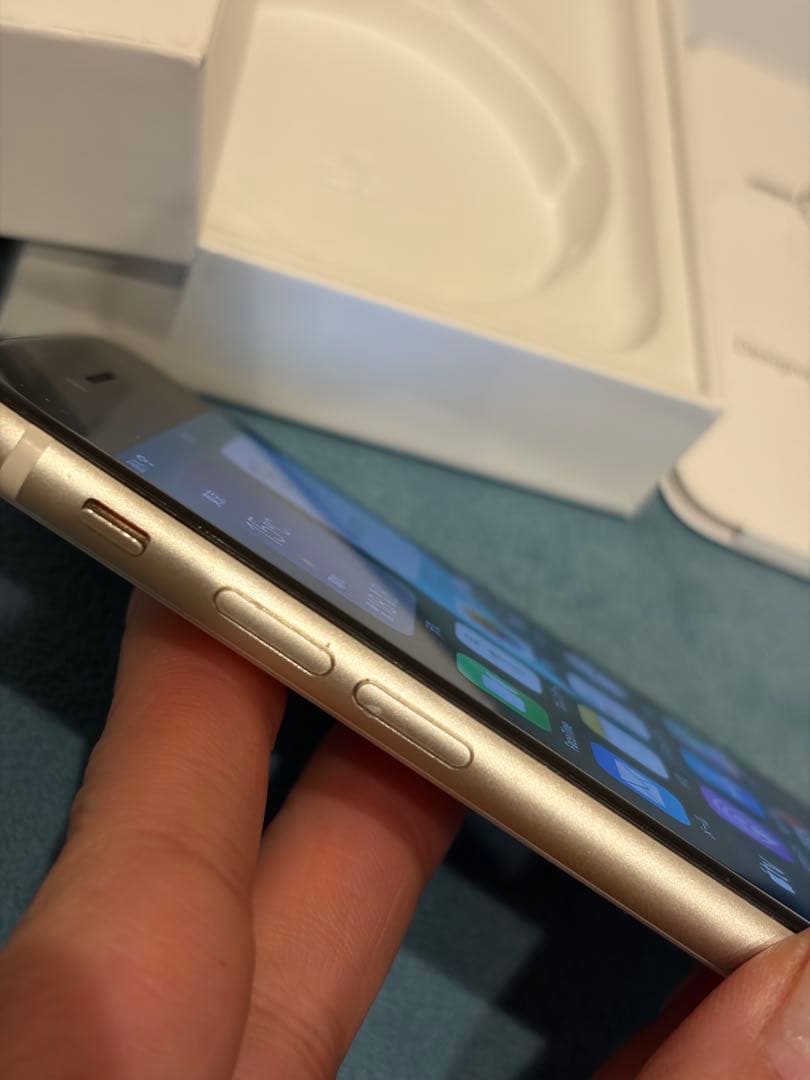 iPhone SE第3世代 256GB 本体 SIMフリー　スターライト
