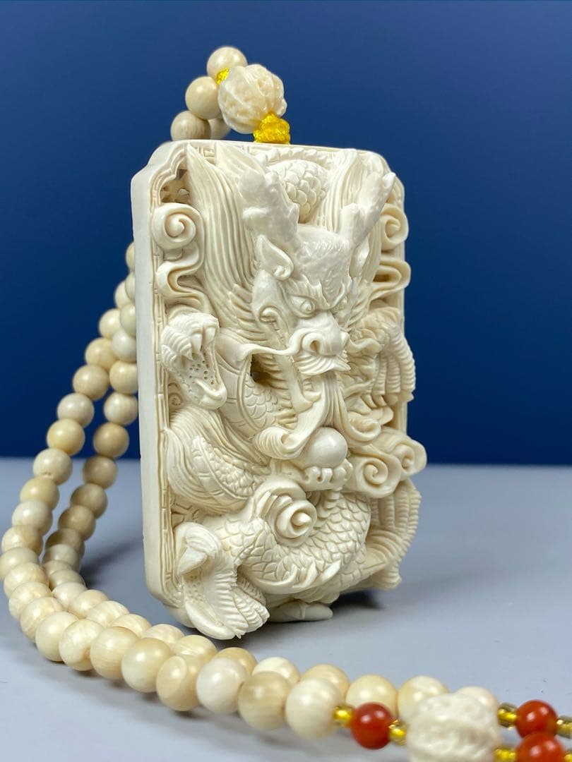 天然マンモス牙美しい手作り彫刻 龍戯珠 ペンダント(44g)