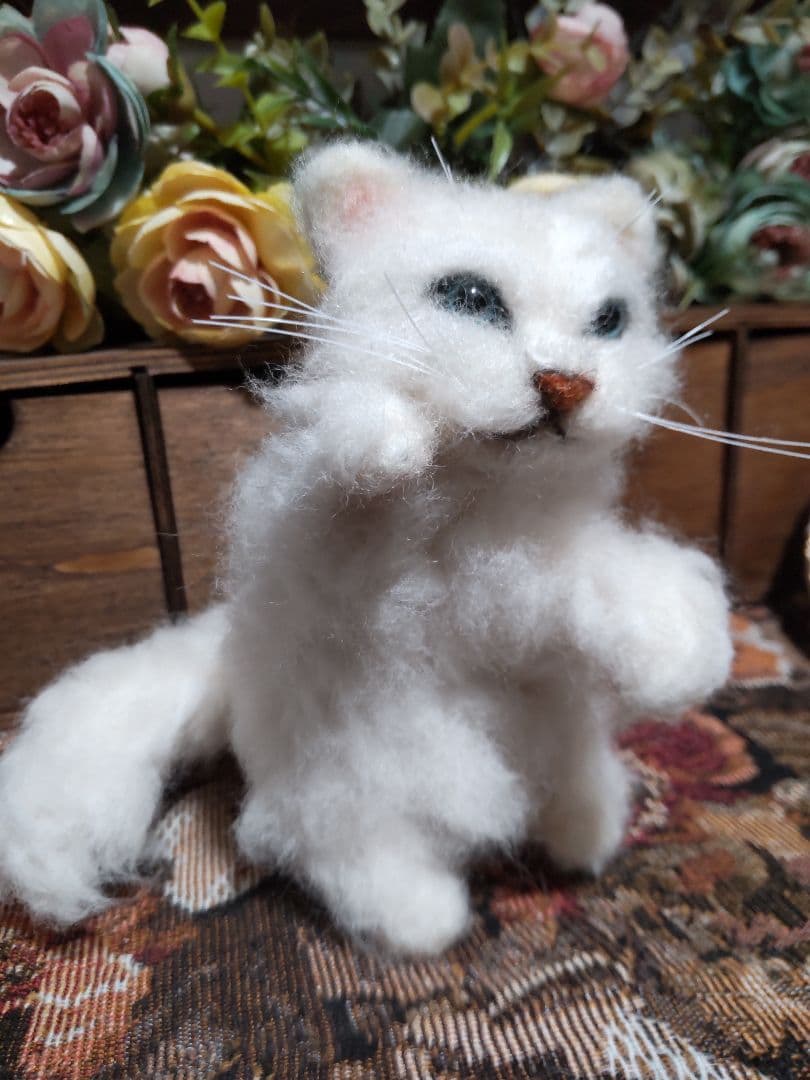 羊毛フェルト  白ネコちゃんロン毛  手足表動きます。ポーズ変えれるよ♡招き猫