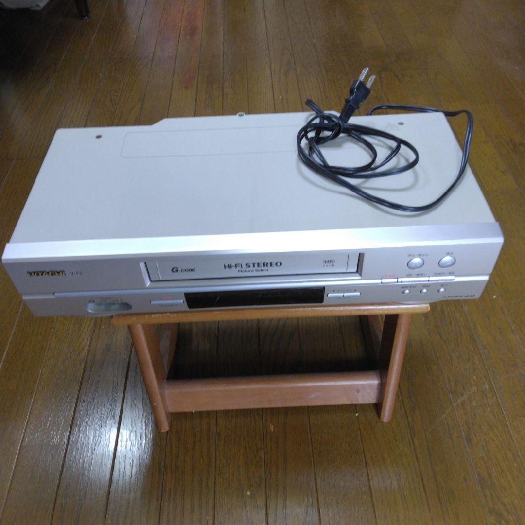HITACHI ブラウン管テレビ15型と日立ビデオカセットレコーダー各1台です。