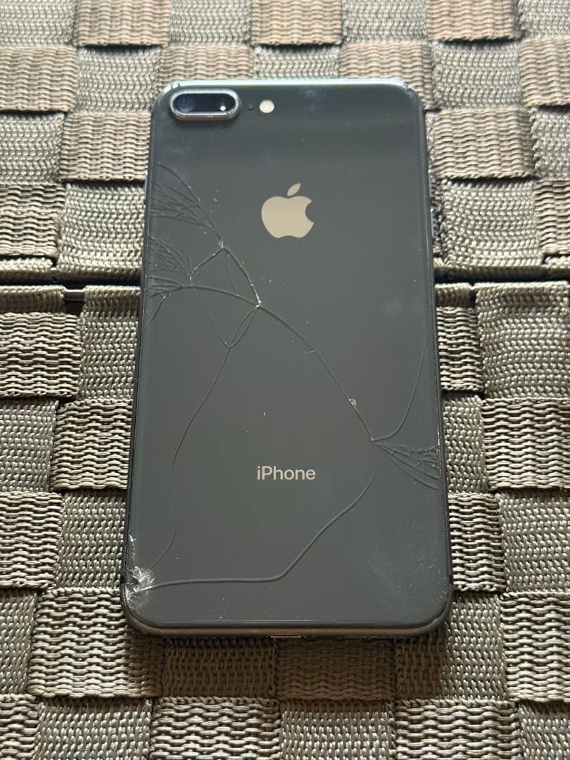 Apple iPhone 8 plus スペースグレー