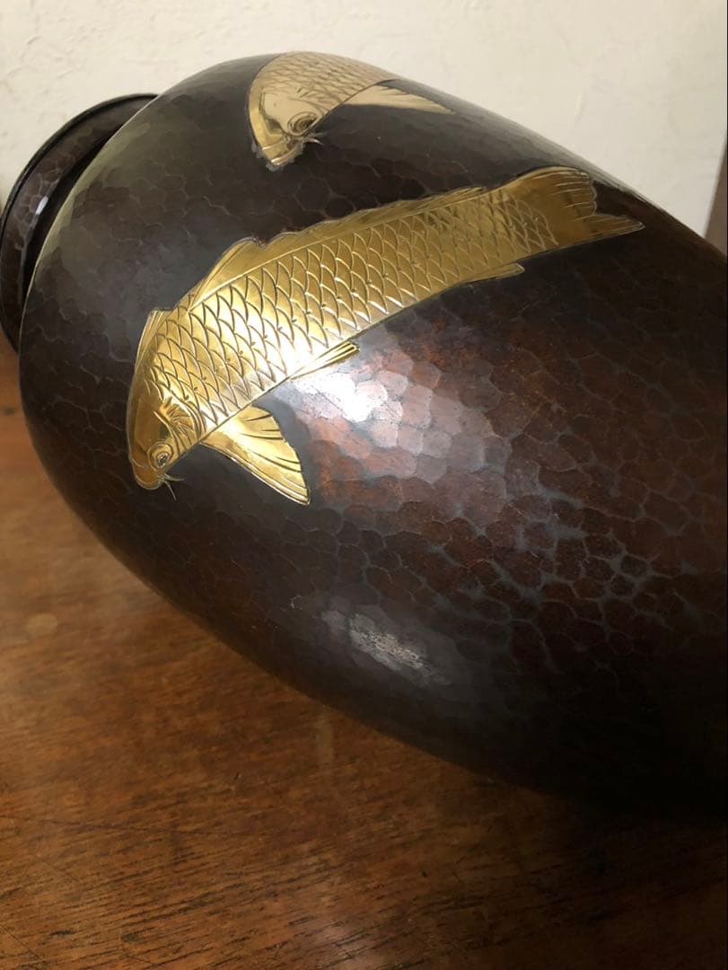 久芳堂造銅蟲花瓶　夏目形　金 銀 象嵌双鯉模様