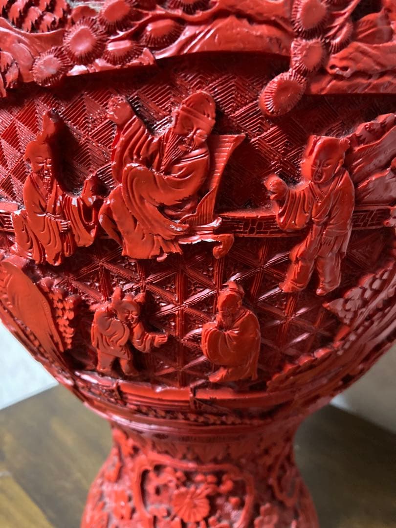 赤い彫刻花瓶 置物