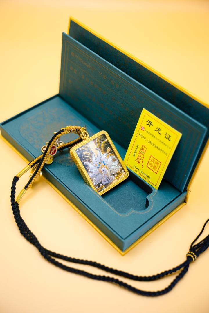 宗教的絵柄の金色ペンダントネックレス九尾狐唐卡ペンダント