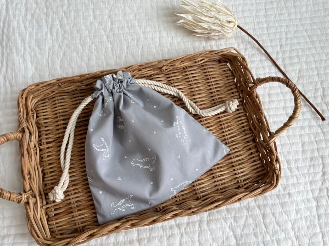 ✳︎ハンドメイド✳︎恐竜柄　グレー　コップ袋　マスク入れなどにも♪