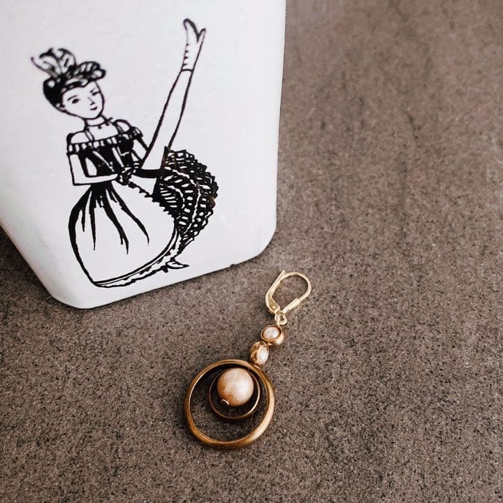 シャンパン色の３連パールイヤリング by Jolie Jewelry