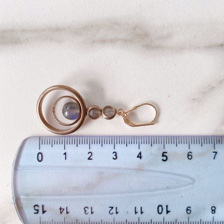 シャンパン色の３連パールイヤリング by Jolie Jewelry
