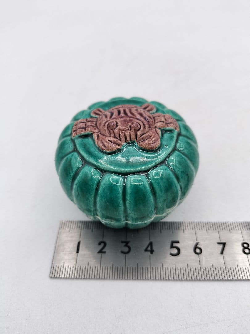d033【未使用品】香合 青交趾 菊蟹 清閑寺窯 木箱 茶道具