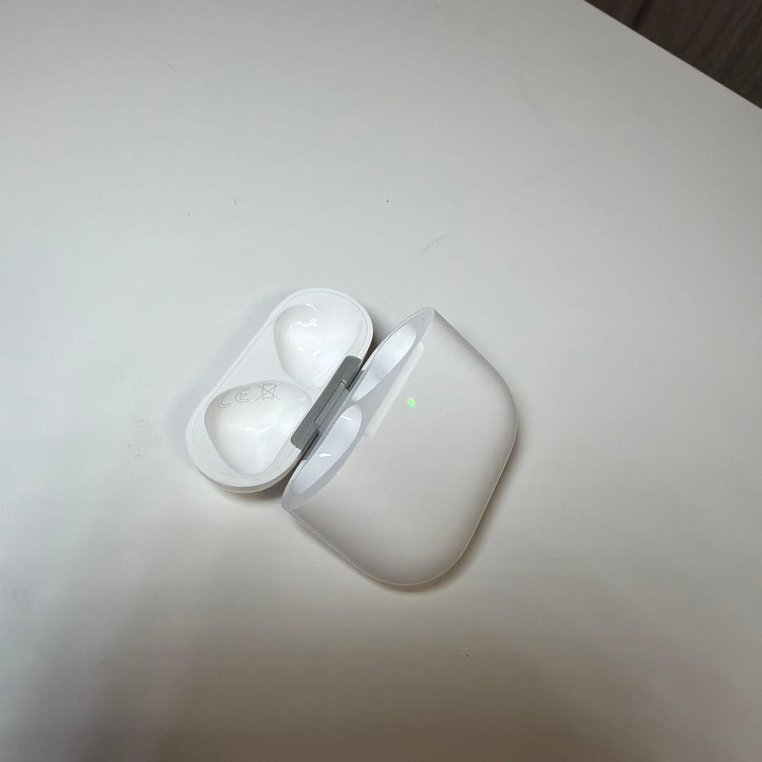 AirPods4本体 ホワイト　アクティブノイズキャンセリング搭載