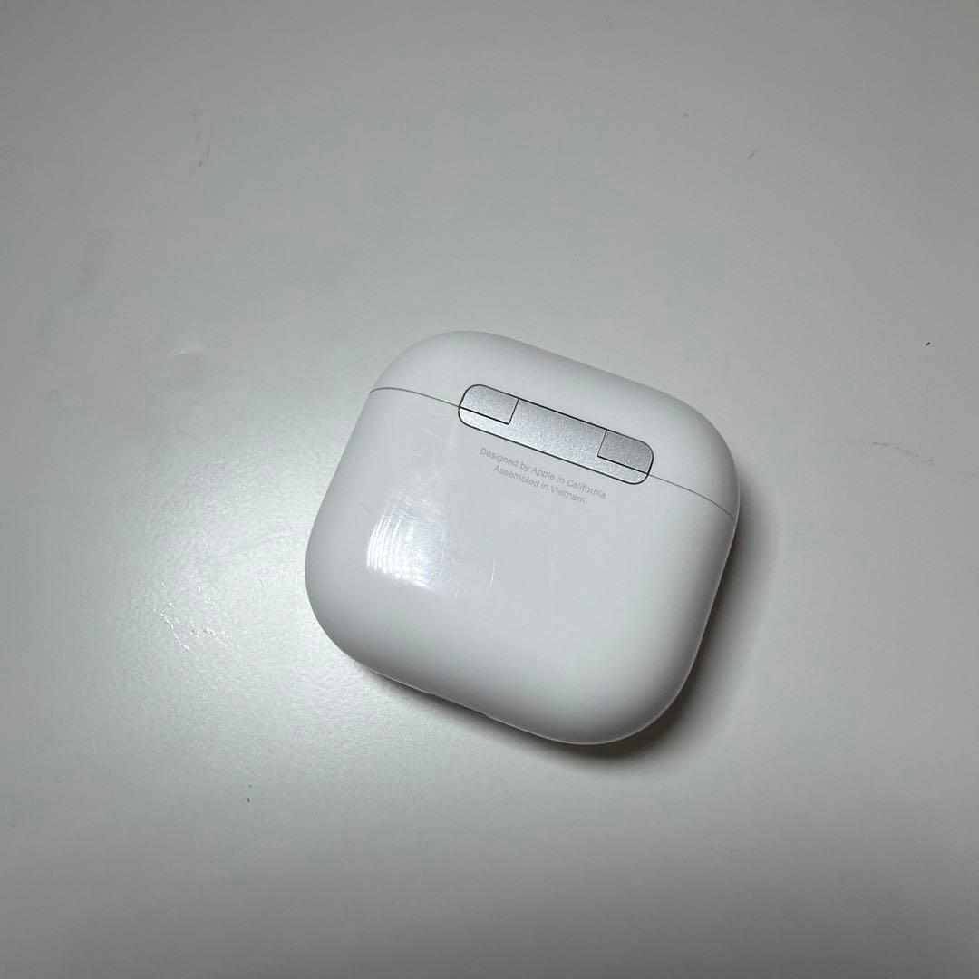 AirPods4本体 ホワイト　アクティブノイズキャンセリング搭載