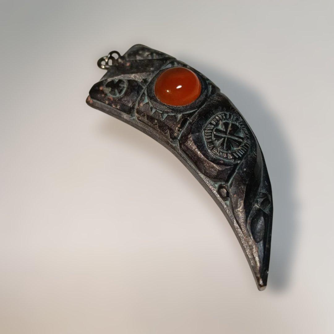 445.アイヌ木彫作家、オレンジ石付きペンダント、手作り作品１点物貴重品