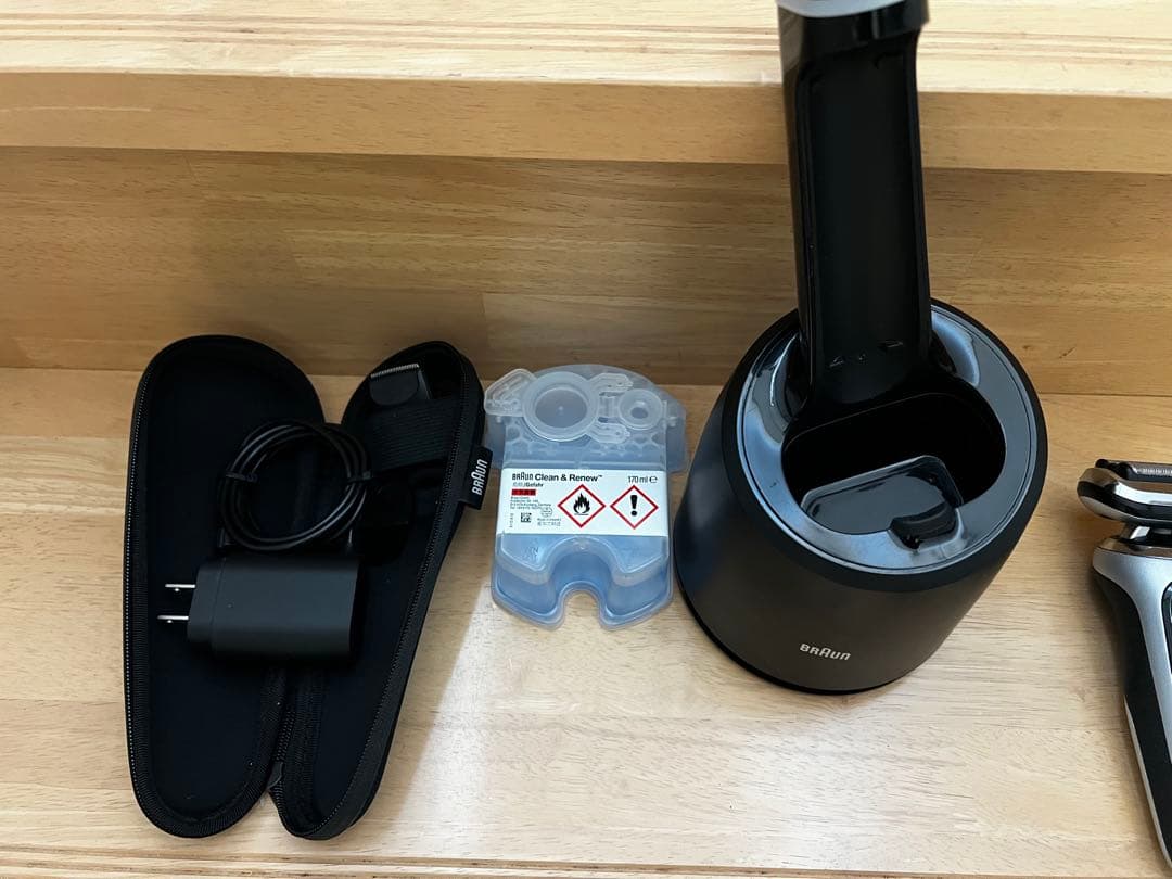 Braun シリーズ7 メンズ電気シェーバー 本体と付属品
